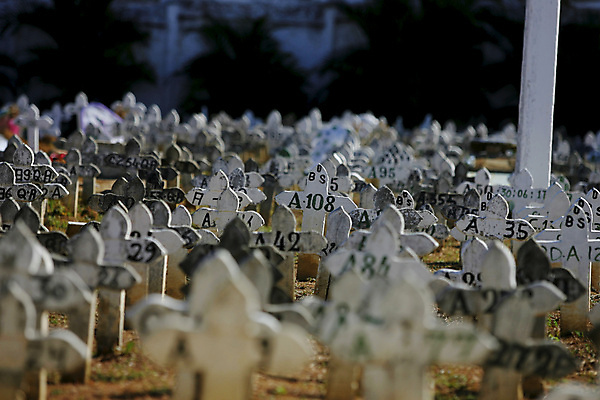 포토 JPG 해외이미지 꽃 종교 하늘 불 사람없음 빛 교회 슬픔 죽음 예수 성자 이별 배열 묘사 서비스 장례 숭배 장례식 장식함 브라질사람 해외포토 자연요소 식물 감정 컨셉 종교건축 건물 신_종교 파일형식 이미지허브
