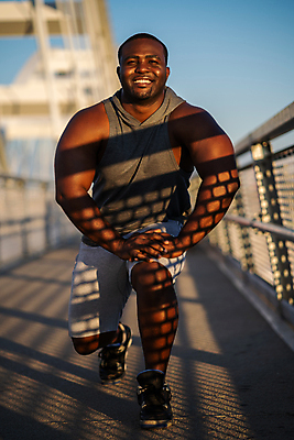 포토 JPG 해외이미지 라이프스타일 응시 행복 스포츠 신체 근육 건강 한명 인종 20대 성인 야외 운동 맑음 검은색 스트레칭 힘 활발 도시 몸무게 연습 줄이기 해외포토 1 시선 감정 컬러 컨셉 모션 날씨 사람 청년 생활 파일형식 이미지허브