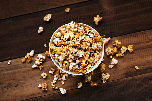 포토 JPG 해외이미지 어린이 음식 백그라운드 컨셉 탁자 디저트 옥수수 사람없음 목재 갈색 노란색 파티 쌓기 과자 튀김 흰색 대접 신선 사발 황금 달콤 맛 폐기물 설탕 영화관 극장 먹기 영화 알맹이 팝콘 버터 솜털 절임 짠맛 팝 해로움 핸드메이드 캐러멜 해외포토 나무 컬러 가구 재료 모션 문화예술 곡류 사람 이벤트 사기그릇 쓰레기 파일형식 이미지허브