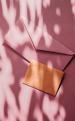 포토 JPG 해외이미지 종이 편지봉투 그림자 사람없음 햇빛 그늘 감성 연분홍색 카피스페이스 해외포토 분홍색 컨셉 봉투 태양 공백 편지 파일형식 이미지허브