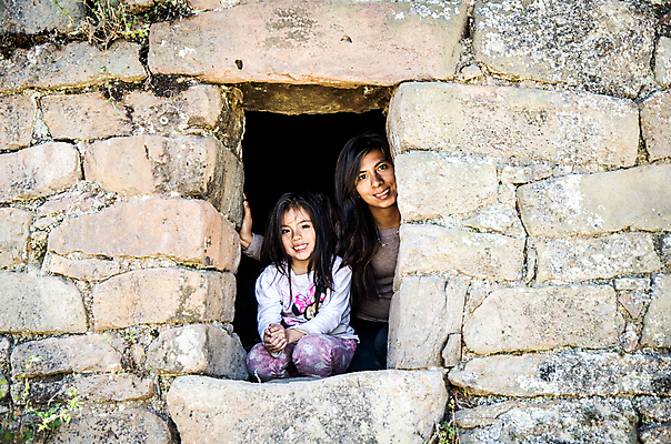 포토 JPG 해외이미지 모양 종교 문화 어린이 야외 두명 건물 여행객 탑 계곡 미국 바위 무덤 의식 역사 숲 신비 심볼 호기심 폐허 화산 남쪽 장례 고고학 고립 숭배 잉카 장례식 특별함 페루 화강암 산맥 해외포토 건축물 교육 감정 컨셉 북아메리카 산 사람 암석 돌_바위 남아메리카 방향 파일형식 이미지허브