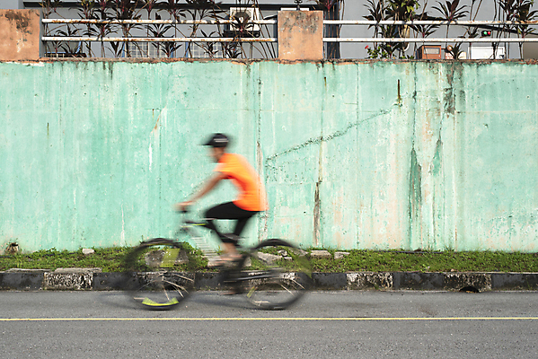 포토 JPG 해외이미지 라이프스타일 도로 교통수단 스포츠 포즈 이동 교통시설 모션 거리 건강 사람 사람없음 야외 가로 운동 자전거 활발 바퀴 승차 소프트포커스 헬멧 속도 싱글 바쁨 장면 시티라이프 사이클링 블러 페달 해외포토 길 교통 컨셉 촬영기법 생활 바이크 보호장비 육상스포츠 시설 파일형식 이미지허브