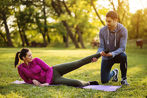 포토 JPG 해외이미지 주간 전신 커플 응시 공원 여자 남자 커플라이프 함께함 미소 성인 야외 두명 앞모습 눕기 운동 건강관리 스트레칭 잡기 도움 무릎꿇기 다리들기 성인만 해외포토 자연요소 라이프스타일 시선 공공시설 뷰포인트 컨셉 관계 모션 표정 건강 관리 사람 파일형식 이미지허브