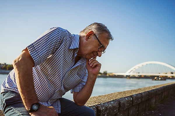 포토 JPG 해외이미지 라이프스타일 노년 남자 생각 한명 사람 앉기 성인 야외 머리 맑음 고통 슬픔 백발 도시 은퇴 불안 고민 두통 불만 배려 내려보기 해외포토 1 헤어스타일 감정 모션 날씨 생활 신체부위 질병 파일형식 이미지허브