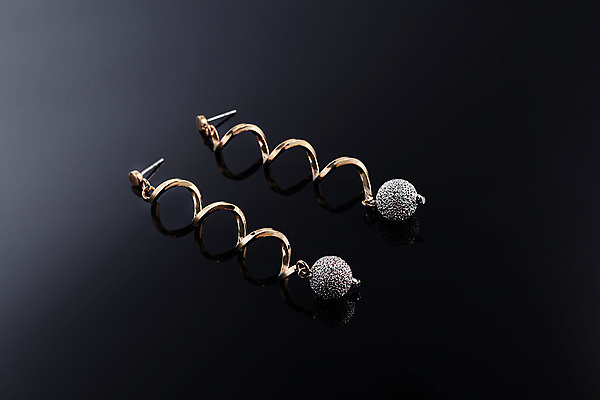 포토 JPG 해외이미지 얼굴 백그라운드 목걸이 팔찌 휴가 선물 사람없음 장식 빛 반짝임 노란색 파티 유행 상점 금속 귀걸이 축제 어둠 추위 흰색 반지 쌍 황금 우아함 은색 가죽 보석 소중 스마트 정사각형 목 브로치 가넷 매각 백금 팬던트 스타일 해외포토 도형 컬러 컨셉 장신구 모션 재질 이벤트 신체부위 광석 파일형식 이미지허브