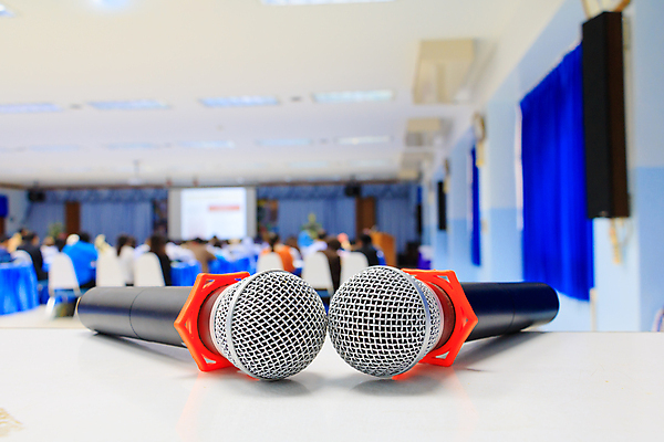 포토 JPG 해외이미지 교육 음악 백그라운드 비즈니스 통신 탁자 회의 실내 사람 앉기 이벤트 사람없음 내부 빛 금속 스크린 소리 콘서트 방 듣기 흰색 발표 센터 강의 무선전화기 마이크 오브젝트 대학교 전자 오디오 방송 일반 노래방 객석 블러 세미나 옛날 지휘대 해외포토 컬러 음향기기 가구 학교 모션 재질 문화예술 전자제품 공연 전화기 파일형식 이미지허브