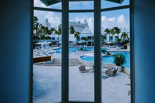 포토 JPG 해외이미지 주간 화분 호텔 리조트 야외수영장 실내 사람없음 건물 바캉스 창가 휴양지 야외의자 호캉스 해외포토 자연요소 건축물 의자 창문 숙소 휴가 수영장 내부 장소 파일형식 이미지허브