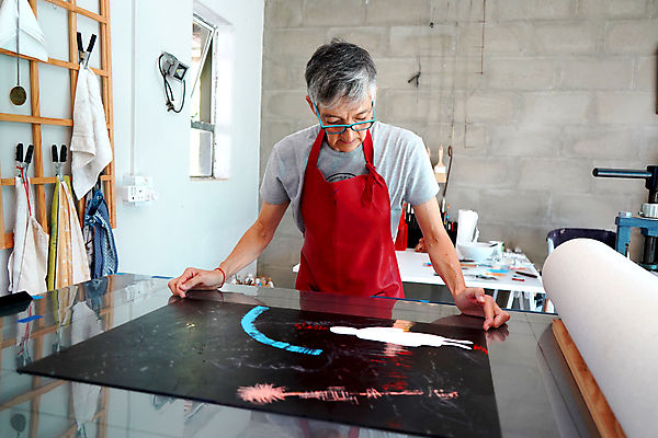 포토 JPG 해외이미지 손 디자인 교육 백그라운드 상상 실내 창조 미술 한명 사람 취미 컬러풀 페인트 공구 붓 업무 작업실 팔레트 공예 오브젝트 그림 예술가 페인트붓 화가 핸드메이드 아크릴 해외포토 직업 1 컬러 재질 문화예술 내부 신체부위 도구 작업 파일형식 이미지허브