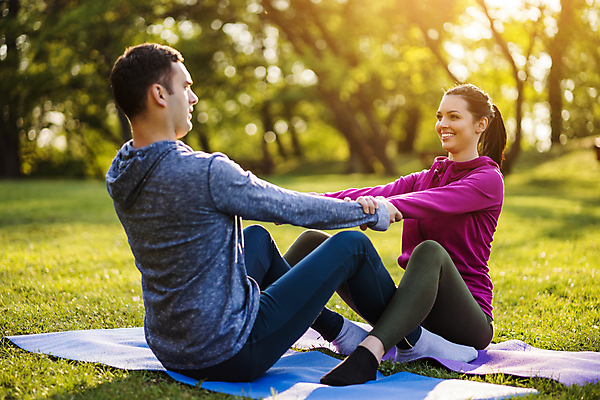 포토 JPG 해외이미지 주간 전신 커플 응시 공원 여자 남자 커플라이프 함께함 미소 성인 야외 두명 옆모습 뒷모습 운동 건강관리 손잡기 스트레칭 마주앉기 성인만 해외포토 자연요소 라이프스타일 시선 공공시설 뷰포인트 컨셉 관계 모션 표정 건강 관리 사람 앉기 파일형식 이미지허브