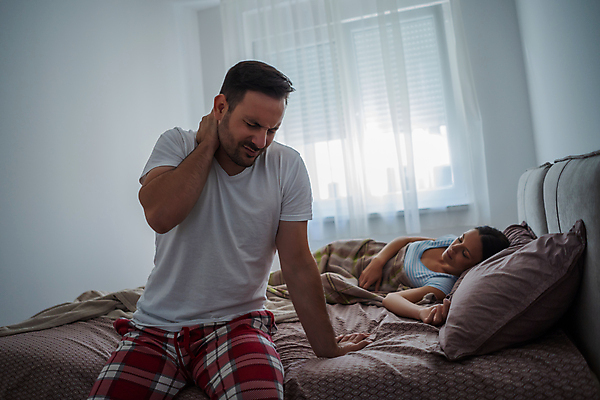 포토 JPG 해외이미지 라이프스타일 커플 가족 관계 아침 남편 근육 주택 함께함 건강 사랑 성인 두명 스트레칭 새벽 기쁨 방 고통 침대 아내 잠 업무 찡그림 목 불만 부담 해외포토 주간 자연요소 감정 가구 컨셉 표정 사람 건물 생활 신체부위 운동 작업 파일형식 이미지허브