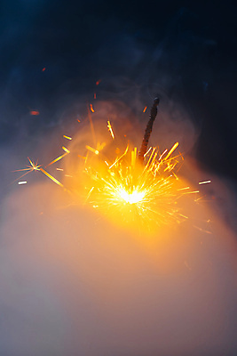 포토 JPG 해외이미지 폭죽 불꽃놀이 사람없음 빛 반짝임 축하 연기 연소 스파클라 해외포토 컨셉 모션 놀이 파일형식 이미지허브