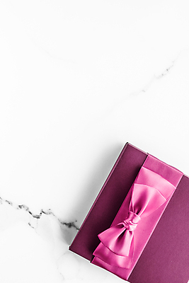 포토 JPG 해외이미지 리본 실내 사람없음 선물상자 상자 오브젝트 흰배경 대리석 카피스페이스 해외포토 백그라운드 재료 선물 내부 공백 흰색 파일형식 이미지허브