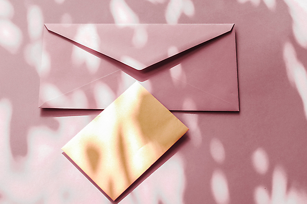 포토 JPG 해외이미지 종이 편지봉투 그림자 사람없음 햇빛 그늘 감성 연분홍색 카피스페이스 해외포토 분홍색 컨셉 봉투 태양 공백 편지 파일형식 이미지허브