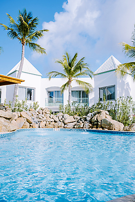 포토 JPG 해외이미지 주간 하늘 호텔 리조트 야외수영장 사람없음 야외 건물 바캉스 야자수 돌_바위 휴양지 호캉스 해외포토 자연요소 나무 건축물 숙소 휴가 수영장 장소 파일형식 이미지허브