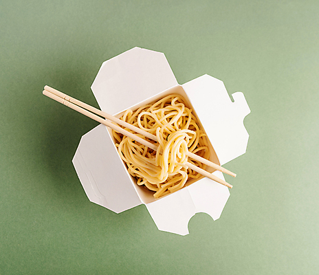 포토 JPG 해외이미지 실내 사람없음 하이앵글 재활용 면류 일회용 종이상자 에코 친환경 에코라이프 나무젓가락 포장용기 초록배경 해외포토 라이프스타일 음식 뷰포인트 백그라운드 젓가락 내부 초록색 상자 환경 포장재료 파일형식 이미지허브