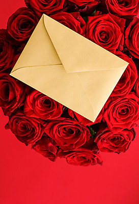 포토 JPG 해외이미지 꽃다발 백그라운드 편지봉투 발렌타인데이 사람없음 빨간색 장미 러브레터 해외포토 꽃 컬러 데이이벤트 봉투 편지 파일형식 이미지허브
