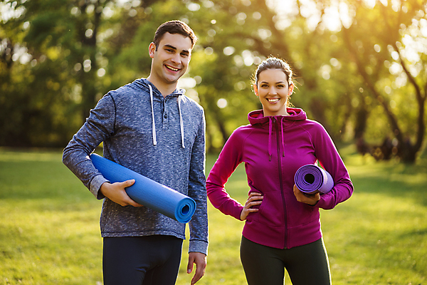 포토 JPG 해외이미지 주간 커플 공원 여자 남자 커플라이프 허리손 함께함 미소 들기 상반신 성인 야외 두명 앞모습 운동 건강관리 매트 성인만 해외포토 자연요소 라이프스타일 공공시설 뷰포인트 포즈 컨셉 관계 모션 표정 건강 관리 사람 파일형식 이미지허브