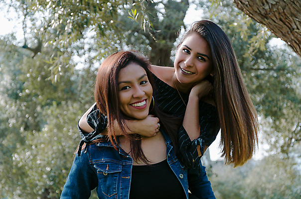 포토 JPG 해외이미지 백인 라이프스타일 옷 공원 여자 행복 안경 포즈 2 겨울 포옹 자연 놀이 함께함 미소 사람 앉기 성인 야외 두명 초록색 친구 유행 걷기 계단 봄 우정 기쁨 최고 그림 자매 해외포토 서양인 잡화 계절 공공시설 감정 컬러 컨셉 가족 관계 안기 모션 표정 생활 생태계 파일형식 이미지허브