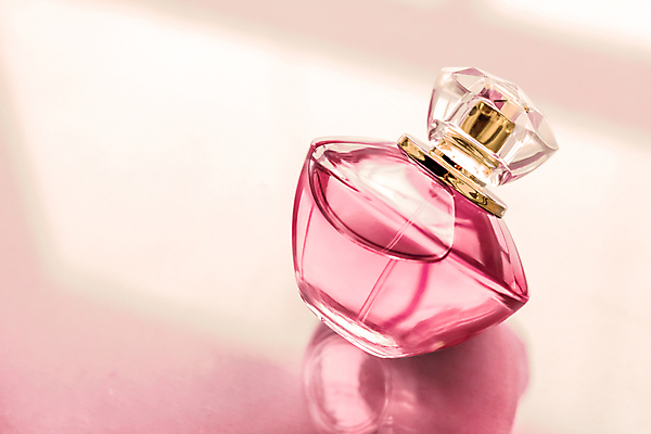 포토 JPG 해외이미지 실내 사람없음 뷰티 화장품 향수 향수병 브랜딩 세련 분홍색배경 해외포토 분홍색 백그라운드 내부 병_담는 파일형식 이미지허브