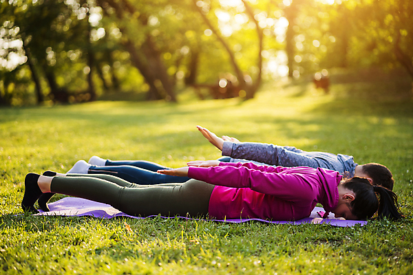 포토 JPG 해외이미지 라이프스타일 커플 응시 공원 여자 남자 행복 스포츠 신체 근육 함께함 건강 사람 성인 야외 두명 초록색 운동 맑음 스트레칭 힘 활발 고통 연습 테라피 요통 치유 해외포토 시선 공공시설 감정 컬러 컨셉 관계 날씨 생활 뷰티 허리통증 파일형식 이미지허브