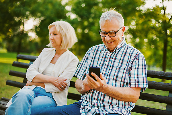 포토 JPG 해외이미지 백인 라이프스타일 커플 공원 여자 남자 행복 생각 벤치 자연 사람 앉기 성인 야외 두명 스마트폰 핸드폰 금발 햇빛 팔짱 봄 우정 분노 백발 타이핑 메시지 은퇴 고민 중독 불만 분쟁 이슈 해외포토 서양인 헤어스타일 계절 공공시설 감정 의자 관계 모션 생활 친구 전자제품 스마트기기 태양 생태계 파일형식 이미지허브
