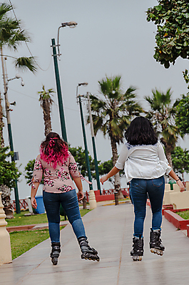포토 JPG 해외이미지 백인 1 라이프스타일 공원 여자 행복 스포츠 포즈 백그라운드 다이어트 함께함 건강 사람 성인 두명 세로 여름 친구 스케이트 스케이팅 흰색 스케이트보드 유머 승차 몸무게 비만 연습 기어 스케이터 해외포토 서양인 계절 공공시설 감정 스포츠용품 컬러 컨셉 관계 모션 겨울스포츠 운동선수 생활 보드_스포츠 몸매 파일형식 이미지허브