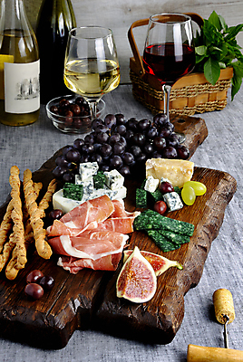 포토 JPG 해외이미지 회색배경 포도 치즈 실내 사람없음 와인 화이트와인 안주 무화과 나무도마 브래드스틱 프로슈토 와인플래터 해외포토 백그라운드 과일 유제품 도마 주류 내부 목재 회색 햄 파일형식 이미지허브