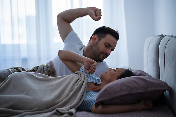 포토 JPG 해외이미지 라이프스타일 커플 행복 가족 관계 아침 남편 주택 함께함 사랑 성인 두명 스트레칭 새벽 기쁨 방 침대 아내 잠 업무 해외포토 주간 자연요소 감정 가구 컨셉 사람 건물 생활 운동 작업 파일형식 이미지허브