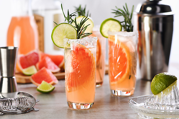 포토 JPG 해외이미지 잔 실내 사람없음 아웃포커스 칵테일 자몽 라임 로즈메리 과일조각 과즙기 칵테일쉐이크 나무배경 해외포토 식기 조각 백그라운드 과일 주류 촬영기법 내부 허브 쉐이크 파일형식 이미지허브