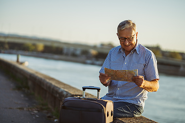 포토 JPG 해외이미지 백인 라이프스타일 응시 노년 남자 행복 여행 지도 휴가 휴식 건강 한명 미소 사람 앉기 성인 야외 강 여행객 여행가방 맑음 백발 잡기 도시 은퇴 해외포토 서양인 1 헤어스타일 시선 감정 컨셉 가방 모션 날씨 표정 생활 파일형식 이미지허브
