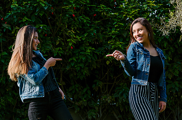 포토 JPG 해외이미지 나무 백인 라이프스타일 웰빙 응시 공원 여자 행복 스포츠 2 벤치 통신 손가락 자연 휴가 휴식 운동선수 거리 건강 말하기 웃음 앉기 성인 야외 두명 운동복 에너지 자신감 날씬함 연습 페루 해외포토 서양인 식물 손 시선 옷 공공시설 감정 컨셉 의자 모션 표정 사람 생활 남아메리카 몸매 생태계 파일형식 이미지허브