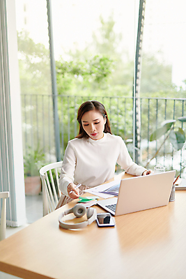 포토 JPG 해외이미지 주간 라이프스타일 응시 여자 의자 창문 탁자 실내 한명 들기 앉기 동양인 상반신 성인 앞모습 노트북 스마트폰 헤드셋 비즈니스우먼 재택근무 텔레뱅킹 성인여자한명만 해외포토 자연요소 1 시선 뷰포인트 음향기기 가구 비즈니스 모션 사람 인종 내부 생활 금융 전자제품 핸드폰 스마트기기 헤드폰 직장인 여자한명만 성인여자만 파일형식 이미지허브