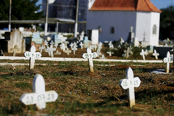 포토 JPG 해외이미지 꽃 종교 하늘 불 사람없음 빛 교회 슬픔 죽음 예수 성자 이별 배열 묘사 서비스 장례 숭배 장례식 장식함 브라질사람 해외포토 자연요소 식물 감정 컨셉 종교건축 건물 신_종교 파일형식 이미지허브