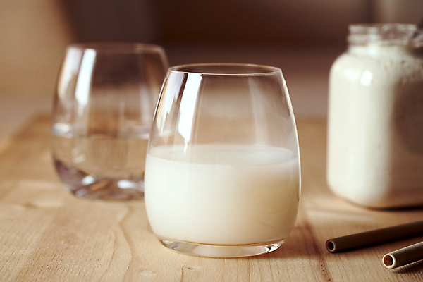 포토 JPG 해외이미지 유리병 잔 실내 사람없음 아웃포커스 물 단백질 종이빨대 단백질쉐이크 나무배경 해외포토 자연요소 식기 백그라운드 병_용기 촬영기법 빨대 내부 쉐이크 영양소 파일형식 이미지허브