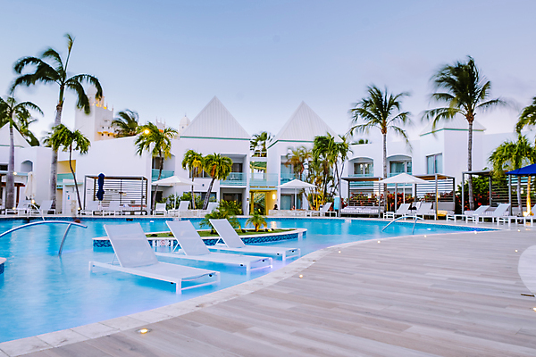 포토 JPG 해외이미지 주간 하늘 호텔 야외수영장 사람없음 야외 건물 바캉스 야자수 선베드 호캉스 해외포토 자연요소 나무 건축물 의자 숙소 휴가 수영장 파일형식 이미지허브