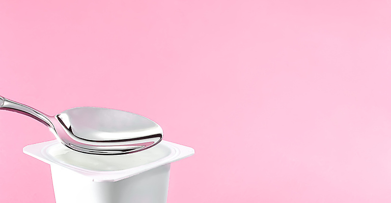 포토 JPG 해외이미지 분홍색 사람없음 숟가락 요거트 플라스틱통 해외포토 컬러 유제품 수저 통 플라스틱 파일형식 이미지허브