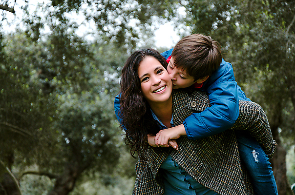 포토 JPG 해외이미지 백인 라이프스타일 공원 행복 아들 어린이 백그라운드 가족 포옹 놀이 엄마 휴가 함께함 사랑 미소 사람 소년 야외 두명 세로 금발 검은색 침묵 10 승차 업기 히스패닉 적재 다민족 입양 페루 해외포토 서양인 헤어스타일 공공시설 남자 감정 컬러 컨셉 관계 안기 모션 표정 생활 숫자 소리 남아메리카 파일형식 이미지허브