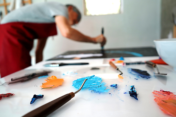 포토 JPG 해외이미지 손 디자인 교육 백그라운드 상상 실내 창조 미술 한명 사람 취미 컬러풀 페인트 공구 붓 업무 작업실 팔레트 공예 오브젝트 그림 예술가 페인트붓 화가 핸드메이드 아크릴 해외포토 직업 1 컬러 재질 문화예술 내부 신체부위 도구 작업 파일형식 이미지허브