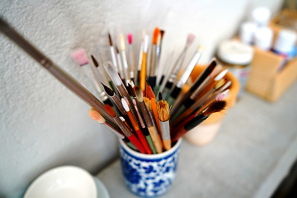 포토 JPG 해외이미지 손 디자인 교육 백그라운드 상상 실내 창조 미술 사람 취미 사람없음 컬러풀 페인트 공구 붓 업무 작업실 팔레트 공예 오브젝트 그림 예술가 페인트붓 화가 핸드메이드 아크릴 해외포토 직업 컬러 재질 문화예술 내부 신체부위 도구 작업 파일형식 이미지허브