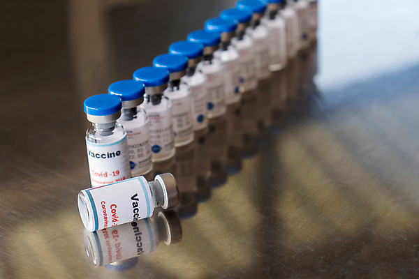 포토 JPG 해외이미지 손 과학 유리병 건강 병원 실험 주사기 사람없음 가로 약 장비 의사 흰색 액체 실험실 바이러스 보호 질병 약국 주사약 테라피 돌봄 복용 예방접종 전염병 해외포토 컬러 컨셉 의학 의료기기 모션 병_용기 신체부위 뷰티 의료진 접종 파일형식 이미지허브