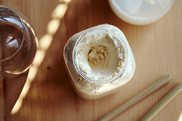 포토 JPG 해외이미지 유리병 잔 실내 사람없음 하이앵글 가루 단백질 종이빨대 단백질쉐이크 나무배경 해외포토 식기 뷰포인트 백그라운드 병_용기 빨대 내부 쉐이크 영양소 파일형식 이미지허브