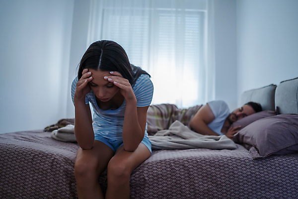 포토 JPG 해외이미지 라이프스타일 커플 생각 가족 관계 아침 남편 스트레스 주택 함께함 사랑 성인 두명 머리 방 고통 슬픔 침대 아내 잠 업무 불안 고민 두통 문제 불만 떠남 불면증 이슈 이혼 취침시간 해외포토 주간 감정 가구 컨셉 모션 사람 건물 생활 신체부위 작업 질병 파일형식 이미지허브