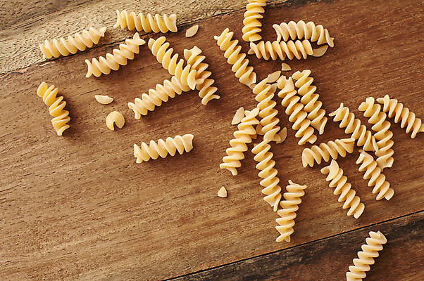 포토 JPG 해외이미지 음식 재료 탁자 건조 파스타 나선형 요리 사람없음 목재 이탈리아 면 반죽 생식 채식주의자 탄수화물 카피스페이스 해외포토 나무 유럽 가구 무늬 서양음식 공백 채식 파일형식 이미지허브