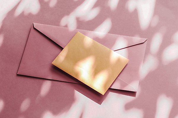 포토 JPG 해외이미지 종이 편지봉투 그림자 사람없음 햇빛 그늘 감성 연분홍색 카피스페이스 해외포토 분홍색 컨셉 봉투 태양 공백 편지 파일형식 이미지허브