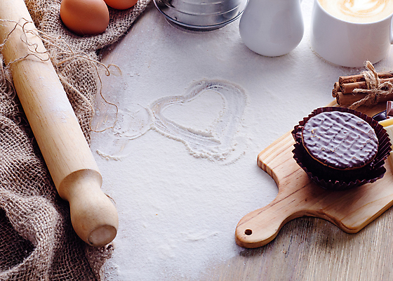 포토 JPG 해외이미지 음료 음식 빵 재료 탁자 디저트 요리 사람없음 목재 컵 갈색 쿠키 케이크 주방 계란 우유 흰색 아침식사 설탕 굽기 준비 반죽 밀가루 머핀 밀대 페스츄리 핸드메이드 해외포토 나무 식기 컬러 가구 주방용품 유제품 알 식사 가루 구이 파일형식 이미지허브