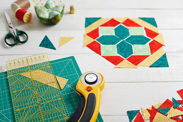 포토 JPG 해외이미지 조각 패턴 장신구 부분 자 취미 사람없음 쌓기 블록 매트 공구 직물 면 실 바느질 자르기 묘사 오브젝트 날카로움 롤러 실타래 흙더미 수공예 골무 커터 퀼트 핸드메이드 해외포토 무늬 모션 문구용품 흙 도구 공예 파일형식 더미 이미지허브