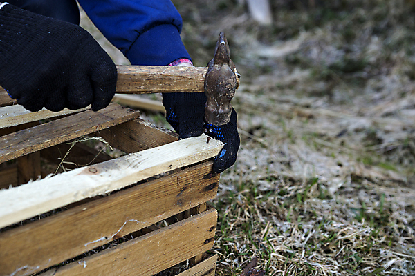 포토 JPG 해외이미지 남자 노동자 자 관리 한명 서기 사람없음 노란색 못 바 널 손톱 목수 작업도구 청사진 복원 수목 해외포토 직업 1 손 컬러 모션 문구용품 사람 도구 공구 파일형식 이미지허브