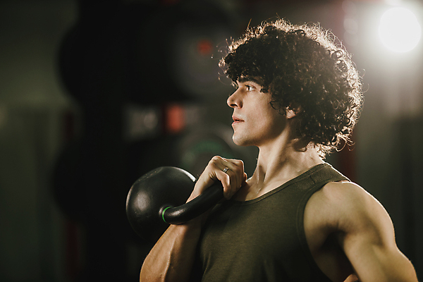 포토 JPG 해외이미지 라이프스타일 스포츠 십자가 건강 한명 서기 일상 가로 운동 힘 잡기 몸무게 결심 집중 연습 체육관 근육질 역도 노력 무거움 고집 심각 케틀벨 카피스페이스 해외포토 1 컨셉 모션 근육 사람 라이프 생활 공백 무게 몸매 파일형식 이미지허브