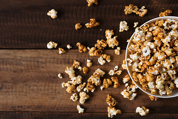 포토 JPG 해외이미지 어린이 음식 백그라운드 컨셉 탁자 디저트 옥수수 사람없음 목재 갈색 노란색 파티 쌓기 과자 튀김 흰색 대접 신선 사발 황금 달콤 맛 폐기물 설탕 영화관 극장 먹기 영화 알맹이 팝콘 버터 솜털 절임 짠맛 팝 해로움 핸드메이드 캐러멜 해외포토 나무 컬러 가구 재료 모션 문화예술 곡류 사람 이벤트 사기그릇 쓰레기 파일형식 이미지허브