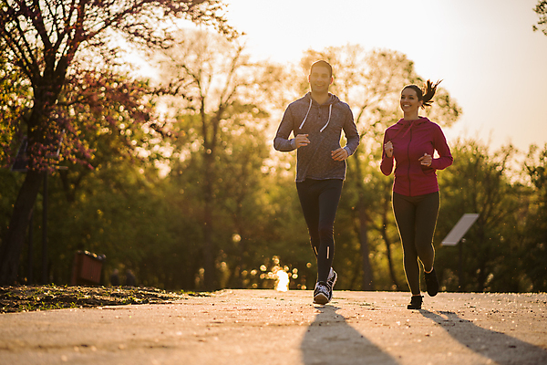 포토 JPG 해외이미지 라이프스타일 커플 응시 공원 여자 남자 행복 길 스포츠 신체 함께함 건강 사람 성인 야외 두명 초록색 달리기 조깅 운동 맑음 힘 활발 숲 연습 선로 해외포토 시선 공공시설 감정 컬러 컨셉 관계 모션 날씨 생활 파일형식 이미지허브